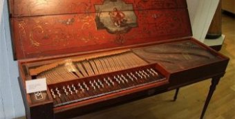 Старинный музыкальный инструмент клавикорд Старинный музыкальный инструмент клавикорд